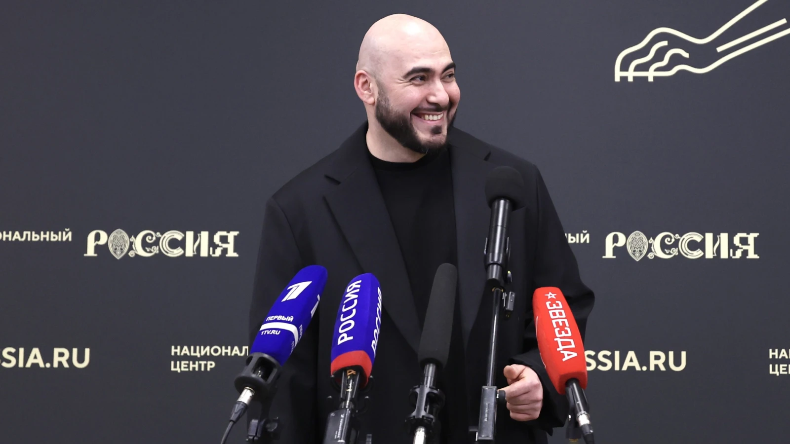 "Music: a bridge between generations": beatboxer Vakhtang performs at the "Living Windows of Christmas" concert