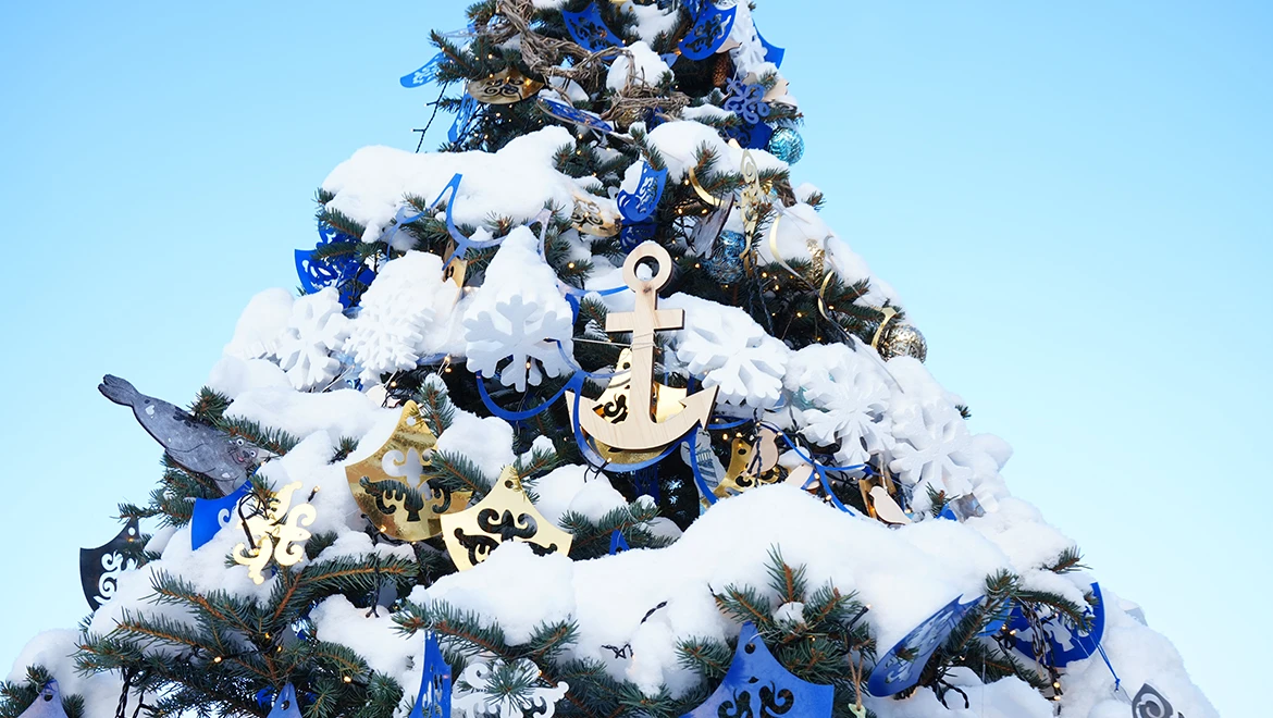 New Year tree of the Sakhalin region: garlands of scales and sea oddities