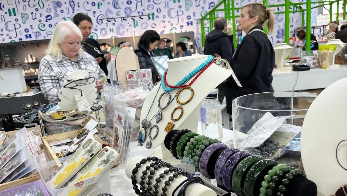 Stylish kokoshnik and shopping set: gifts for March 8 at the Department Store