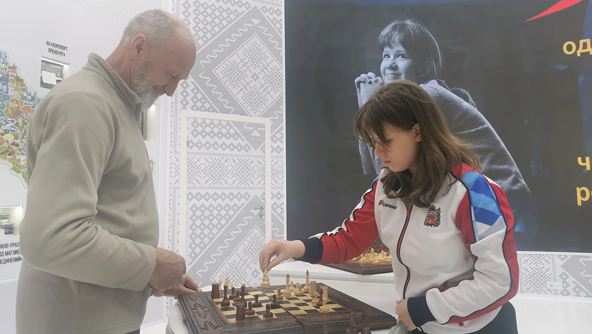 Visitors to the RUSSIA EXPO played blitz chess with a 14-year-old world champion