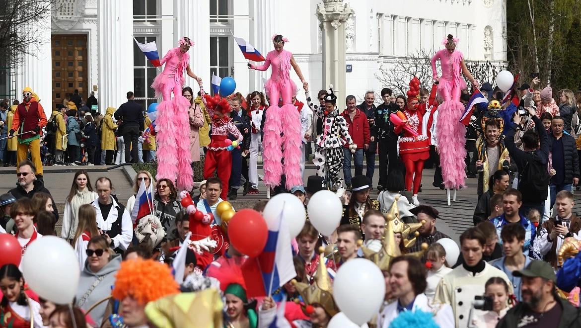 More than a thousand people marched through the RUSSIA EXPO in a circus procession