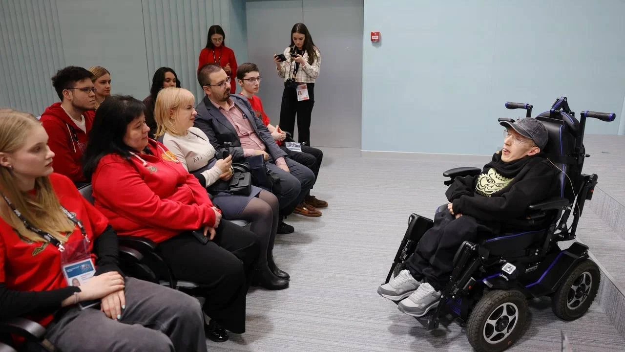 Blogger Maxim Anufriev met with volunteers of the National Centre RUSSIA