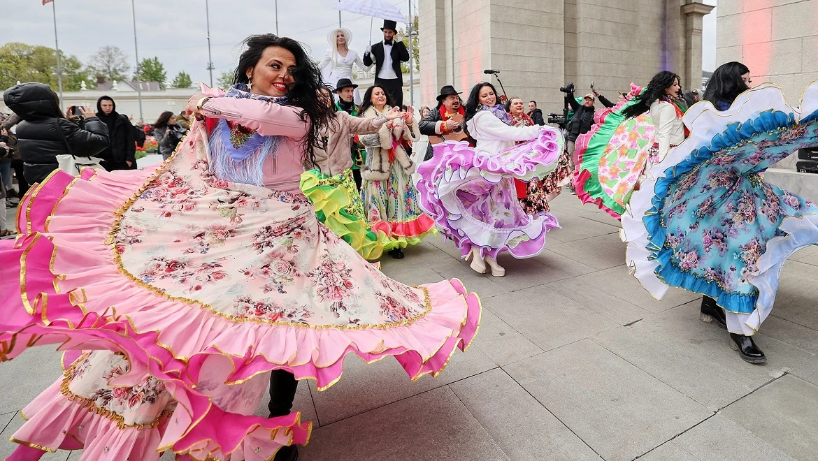 Party at a wedding, go on a quest and dance "Yablochko": a bright start to the week at the RUSSIA EXPO