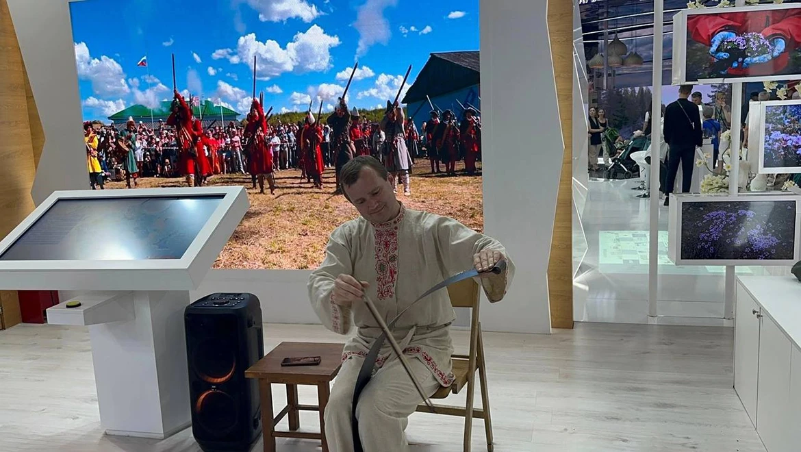 Musical masterpieces on a two-handed saw were performed for visitors of the Pomorie stand at VDNH