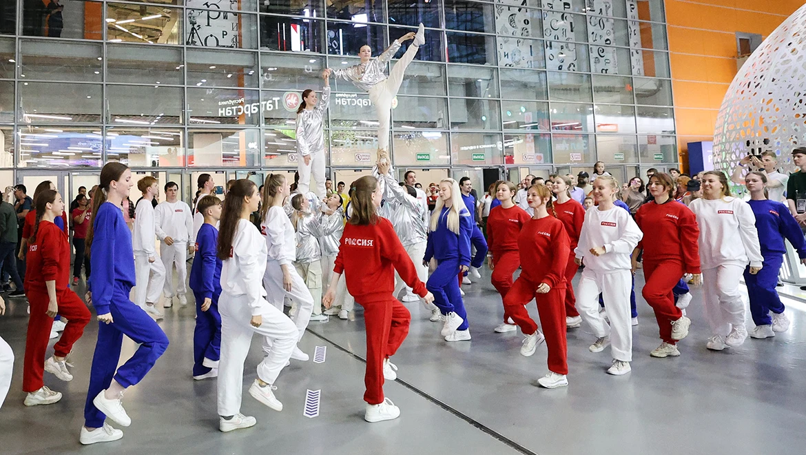 Festive flash mob dedicated to Russia Day was held at the Exposition