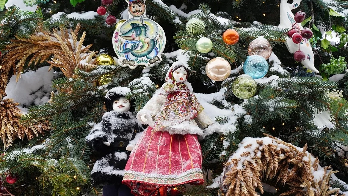 New Year tree of the Rostov region: mysterious Sirin and delicate ceramics