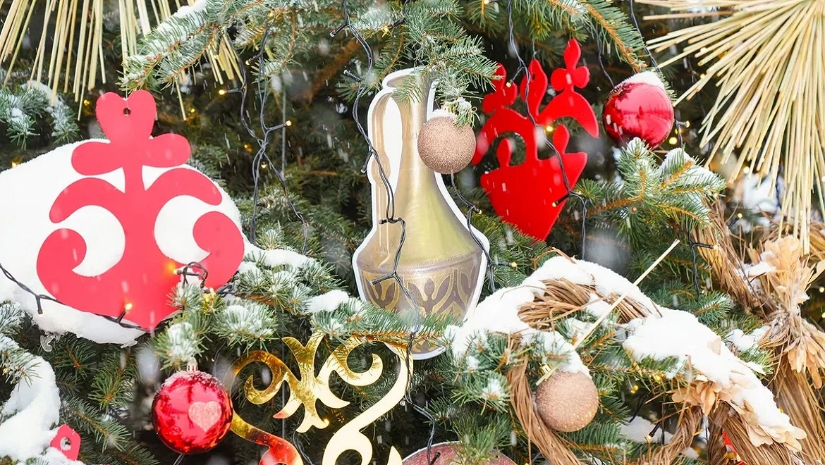 New Year tree of the Republic of Kabardino-Balkaria: antique jugs and ancient ornaments