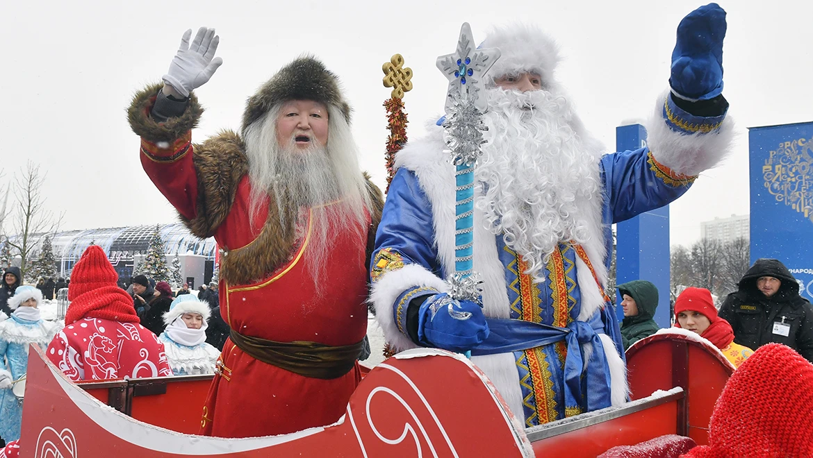 Ice dragon and Kodzyd Pol on skis: two Ded Morozes met at VDNH