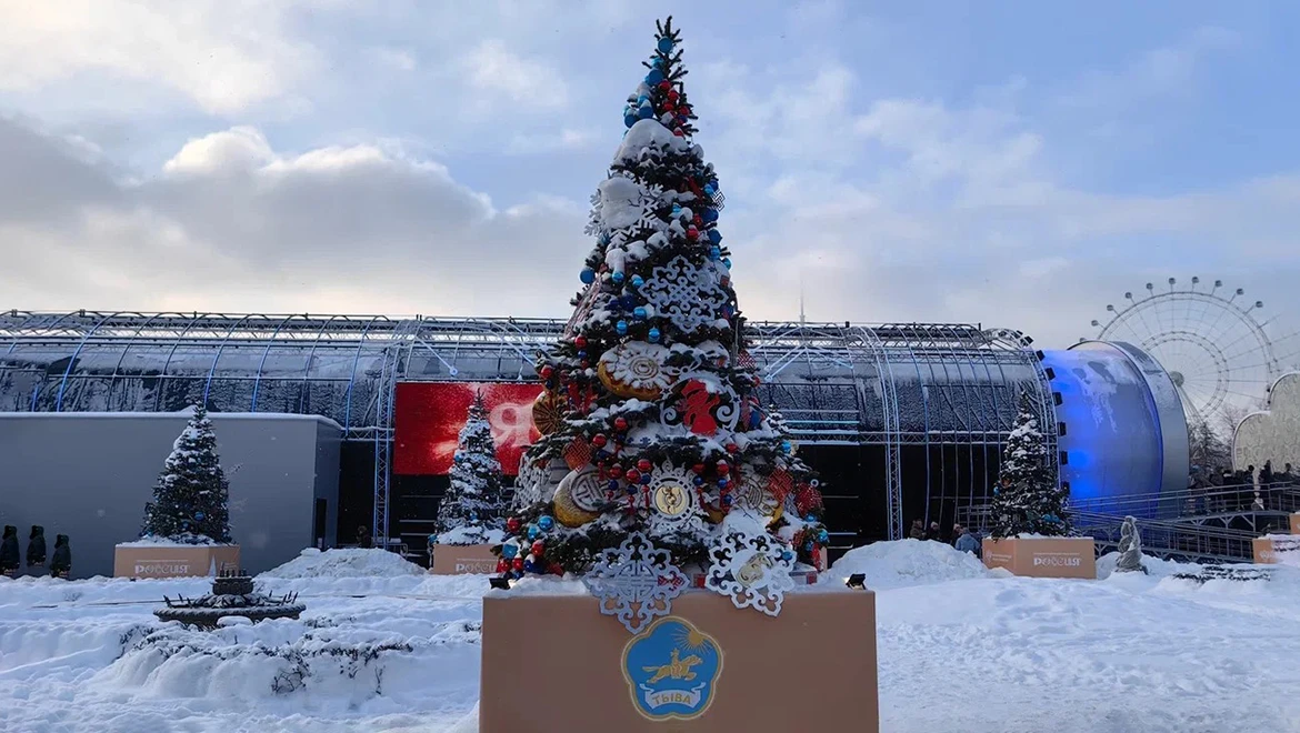 Christmas tree of the Republic of Tuva: Tibetan knot of happiness and the legacy of the Huns