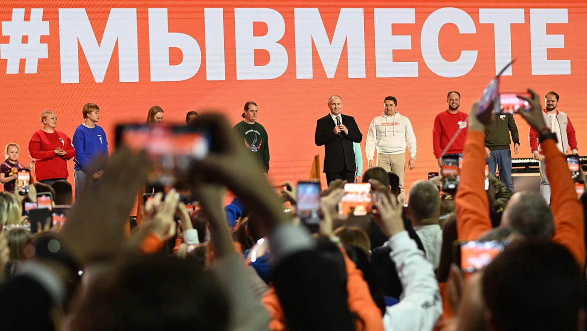 Vladimir Putin presented the Volunteer of the Year badge to Natalia Amineva: the award ceremony of the #WeAreTogether International Award