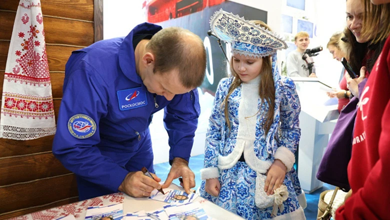 Cosmonaut Ivan Vagner held an autograph session at the region's stand at VDNH