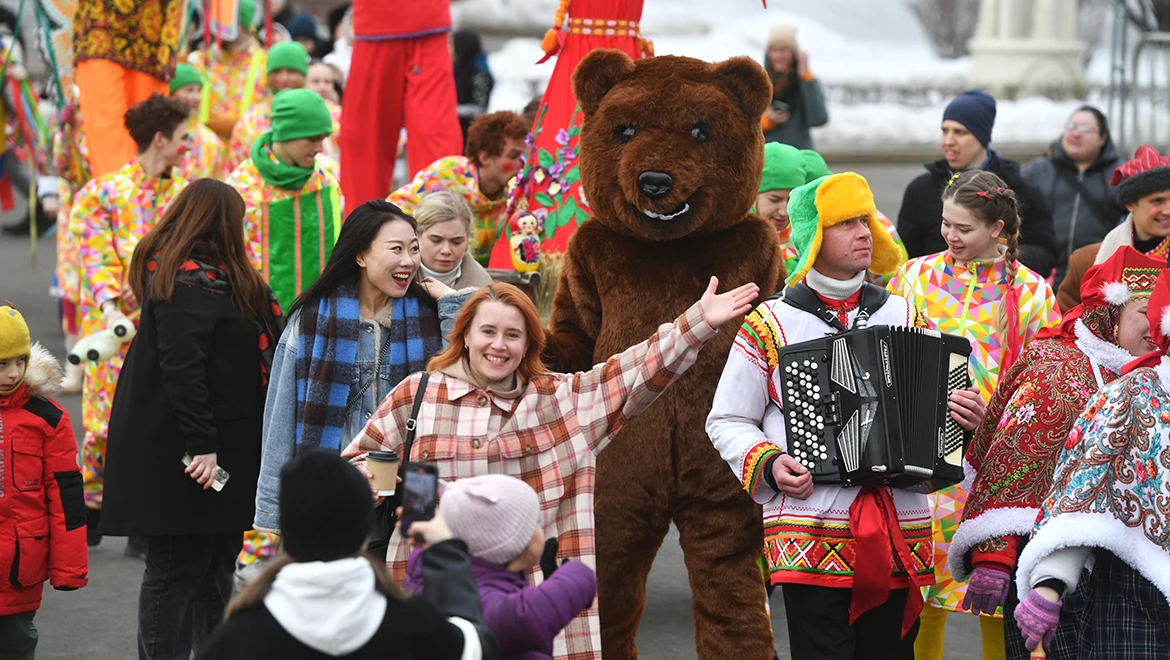 "Vareniki fights", tug-of-war and much more: Maslenitsa Friday was held at the Exposition