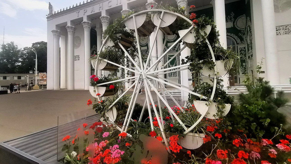 Try on a floral dress and plunge into the fragrance of roses: bright photo zones on the way to the flowerbeds-expositions of the regions