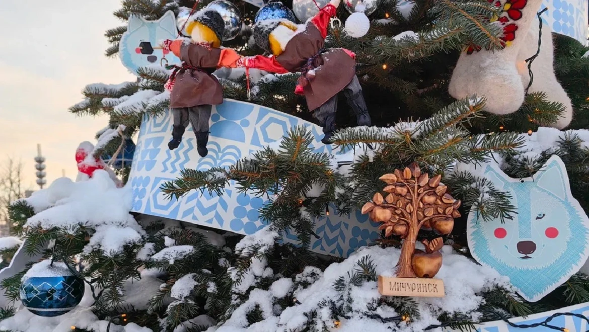 Tambov region's New Year tree: Tambov wolf and unusual embroidery