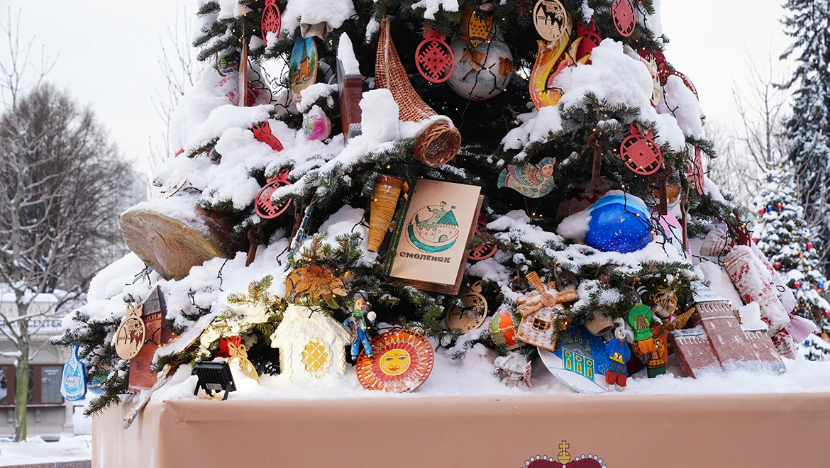 Smolensk region's New Year tree: towers of the Kremlin and characters of Russian fairy tales