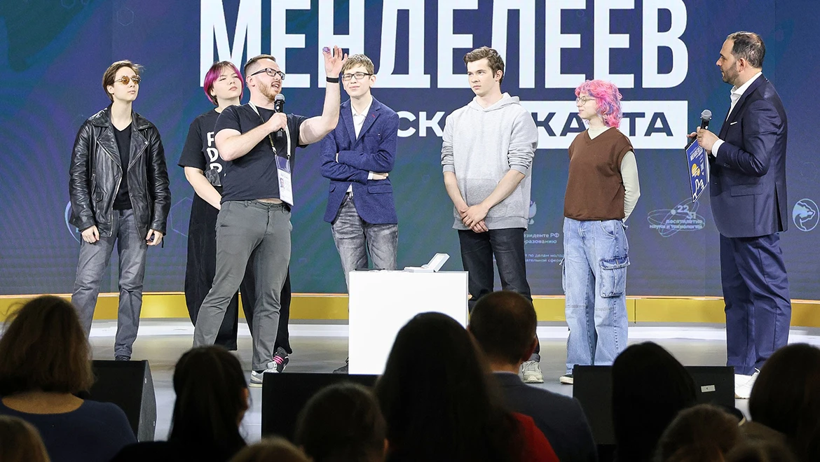 Forming a large community of young scientists: exposition guests were told about the Mendeleev Card