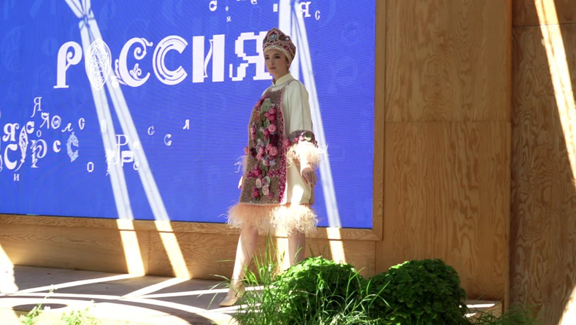 Floral fashion show "Fashion a La Russe" was held at the RUSSIA EXPO