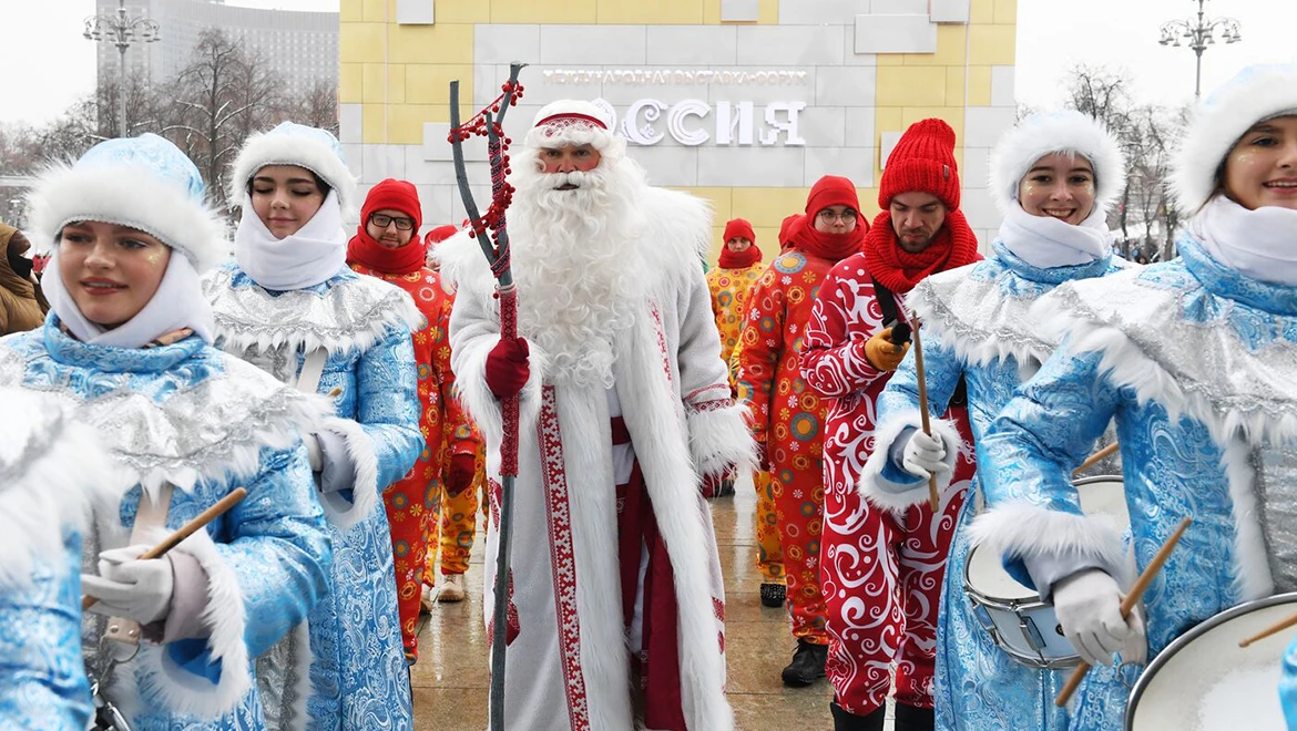 Red sash and headband: Mordovian Ded Moroz at the RUSSIA EXPO