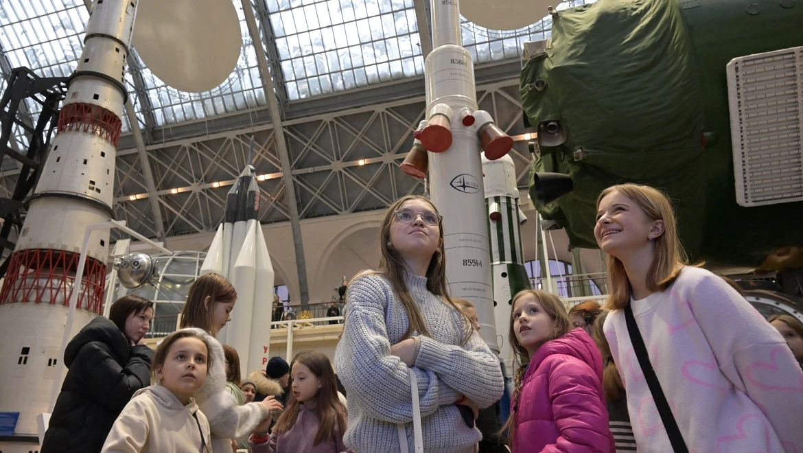 On January 6, about one hundred children from the Donetsk People's Republic visited the International RUSSIA EXPO, which is taking place at VDNH in Moscow. The children were given guided tours of a number of expositions at the RUSSIA EXPO.