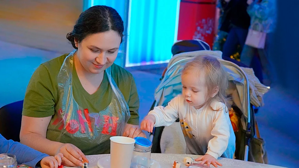 The warmth of family traditions: how the Christmas snow globe workshop went