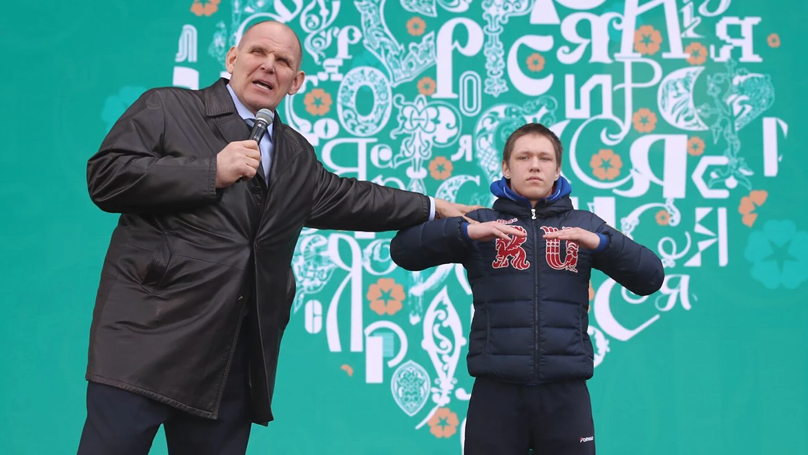 Alexander Karelin taught industrial gymnastics to the guests of the RUSSIA EXPO