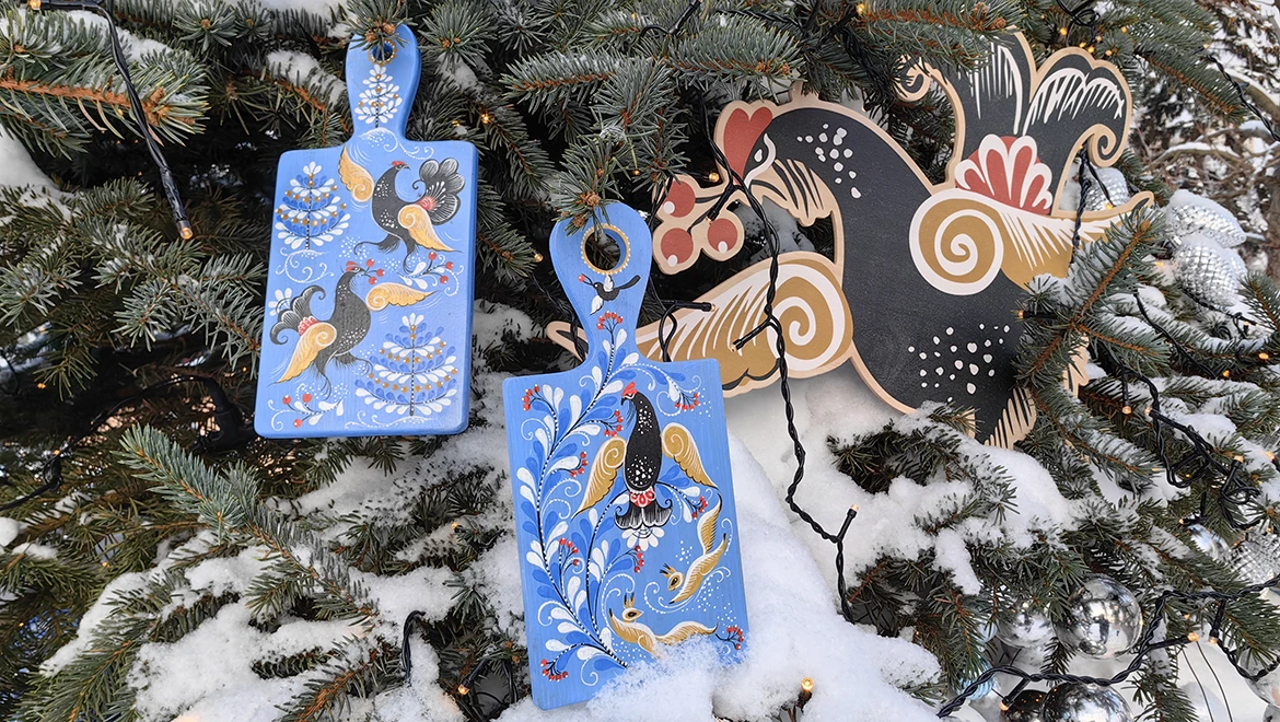 New Year tree of the Novosibirsk region: Ordynskaya painting, grouse and magpies