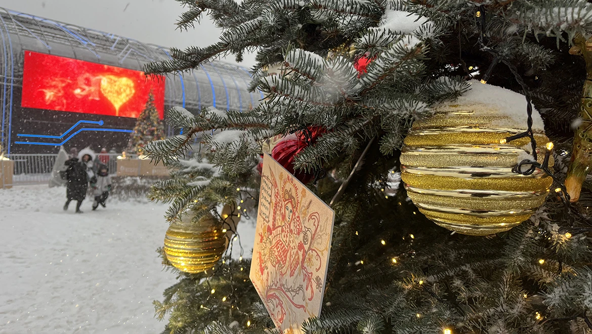Kostroma Christmas tree: the gloss of Petrovskaya ceramics and stunning painted panels