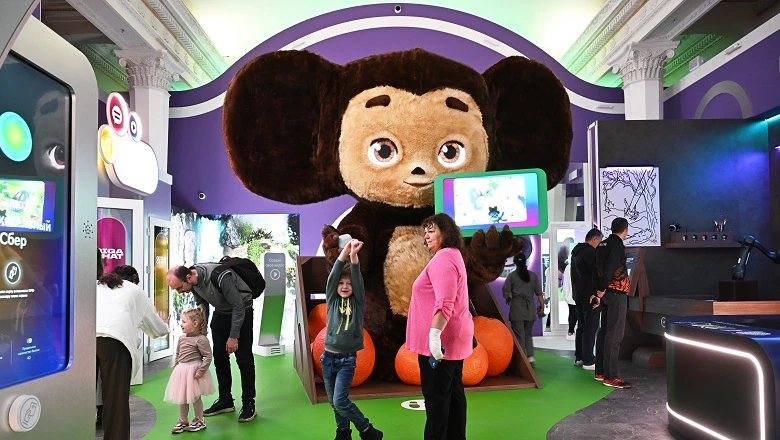 Cheburashka with treats, robotic cat and workshops: Sber celebrates its birthday at the RUSSIA EXPO