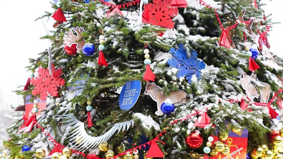 New Year tree of the Murmansk region: a Saami amulet and northern lights