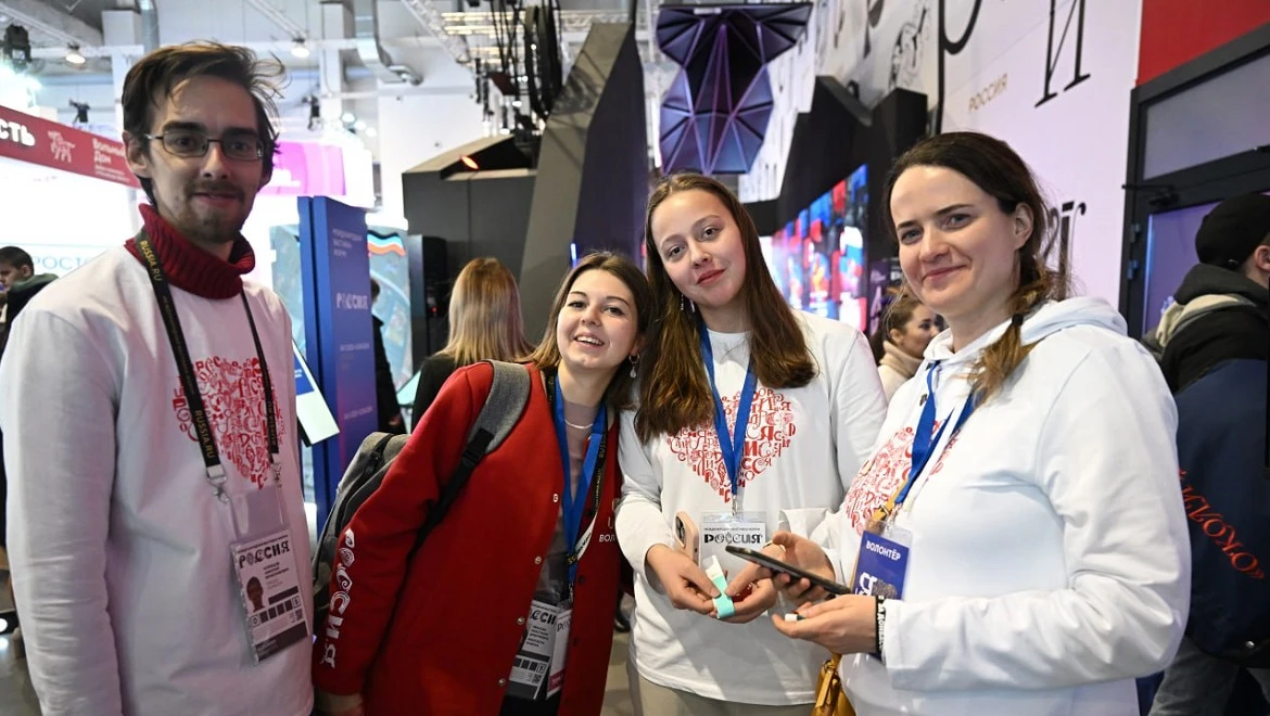 Eight thousand volunteers are in the thick of things: they will answer all questions and help at any place of the exposition