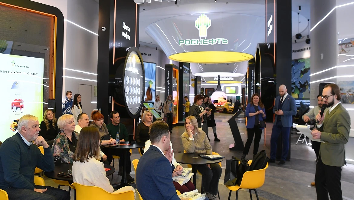 Winners of the Rosneft PULSAR campaign received new cars at the RUSSIA EXPO