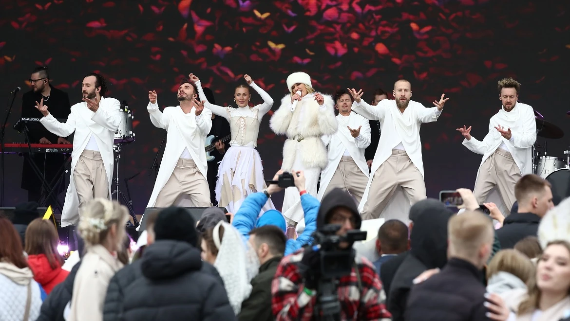 Russian pop stars congratulated newlyweds at the RUSSIA EXPO