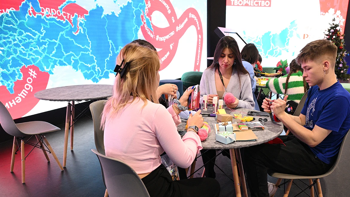 Coloring a silk scarf and inventing an interesting plot: what you can learn at the RUSSIA EXPO