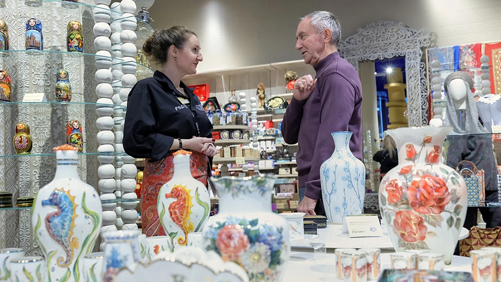 Tableware as art: folk crafts in the Department Store