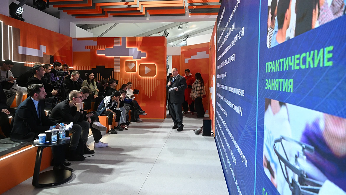 What to learn: Schoolchildren are told about the professions of the future at the RUSSIA EXPO