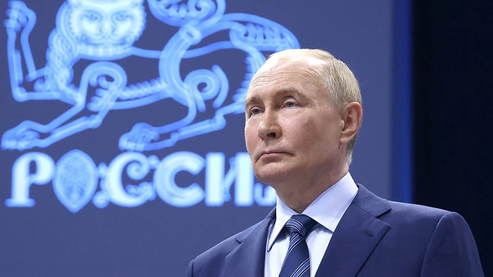 Vladimir Putin visits the first branch of the National Centre RUSSIA