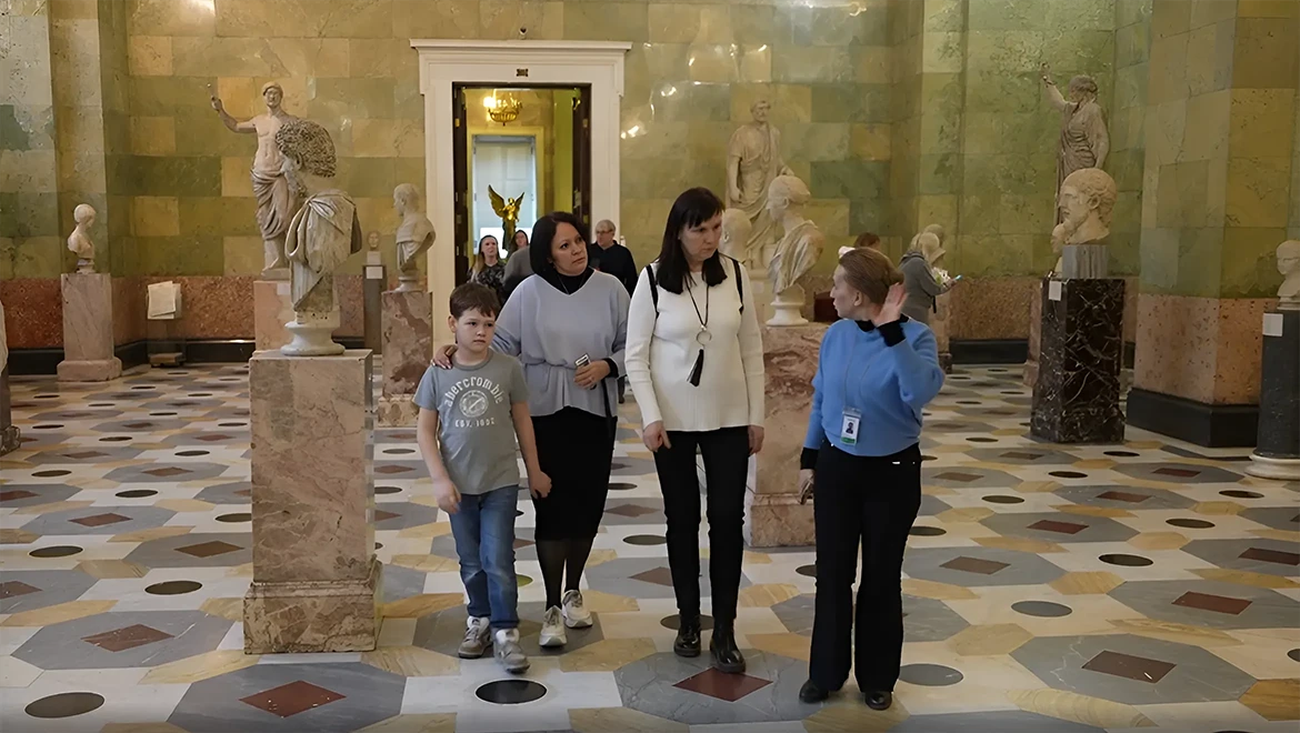 The 500,000th visitor to the RUSSIA EXPO spent his spring vacation traveling around St. Petersburg