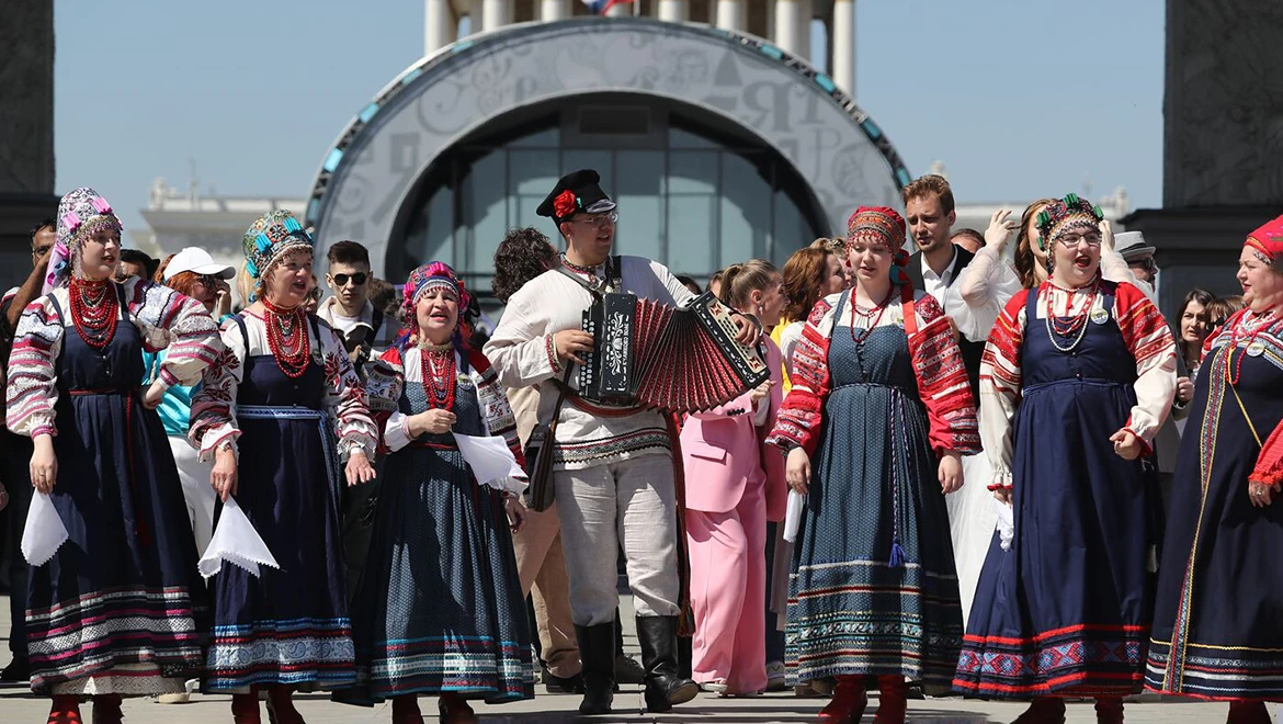Grandiose parade of bayanists and world hits. Bright musical events at the Exposition on June 27
