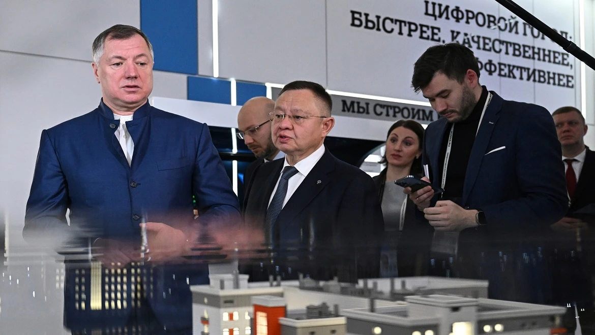 Marat Khusnullin inspected the expositions of the Ministry of Construction and Ministry of Transport