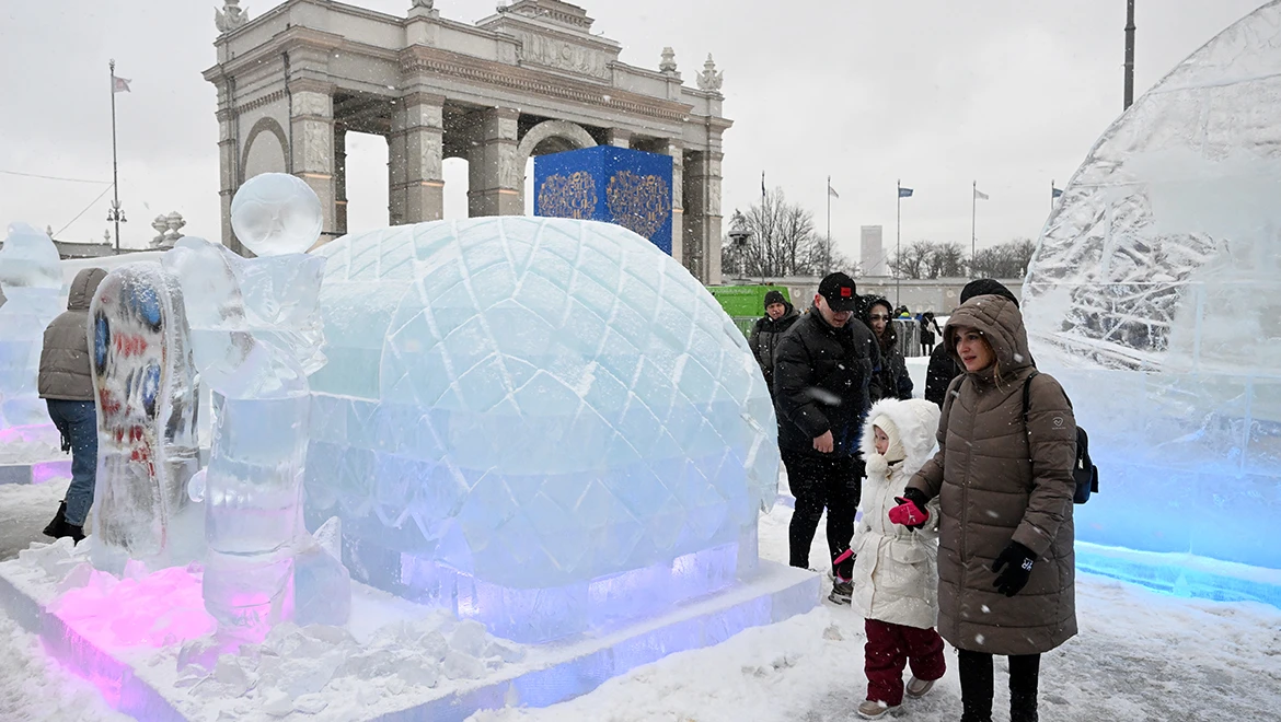 Ice sculpture festival has opened at the International RUSSIA EXPO - anyone can try being a sculptor and carver.