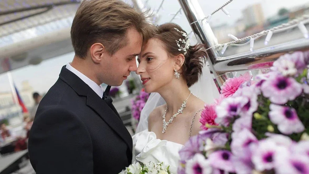 55 couples from all over the country took part in a simultaneous marriage registration on the second day of the All-Russian Wedding Festival "Russia. Uniting hearts"