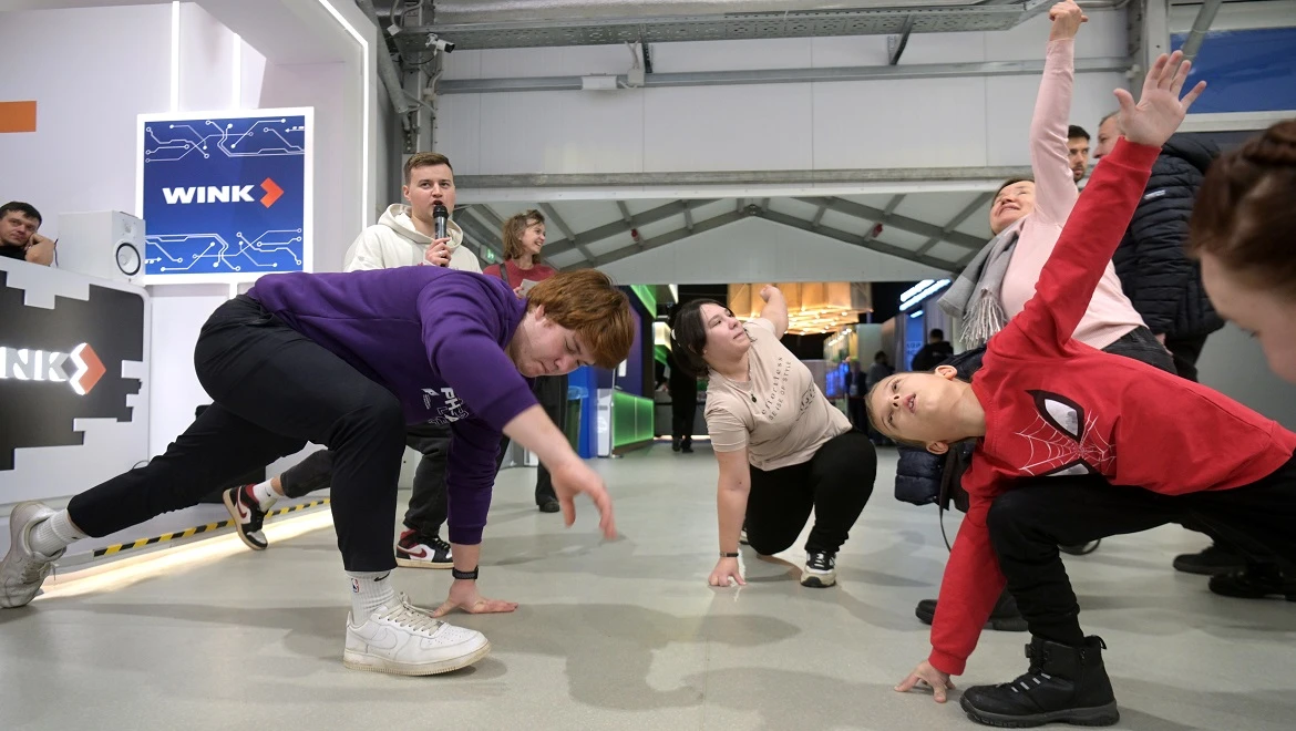 A boost of vigor and energy: Guests of the RUSSIA EXPO took part in a phygital warm-up by the Games of the Future participants