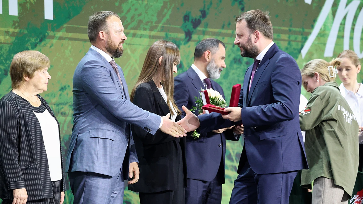 Public figures and volunteers were awarded "Everything for Victory" badges at the Exposition