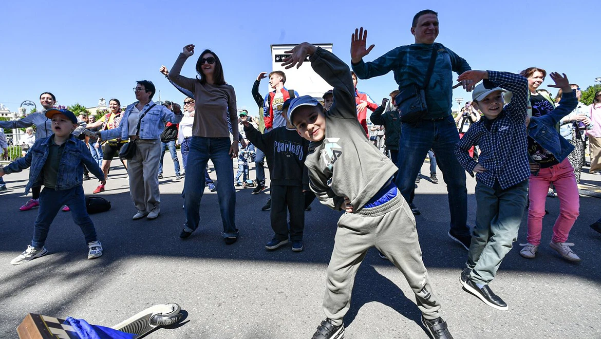Grand orchestra parade and fitness with Olympic champions. Events at the Exposition on June 27