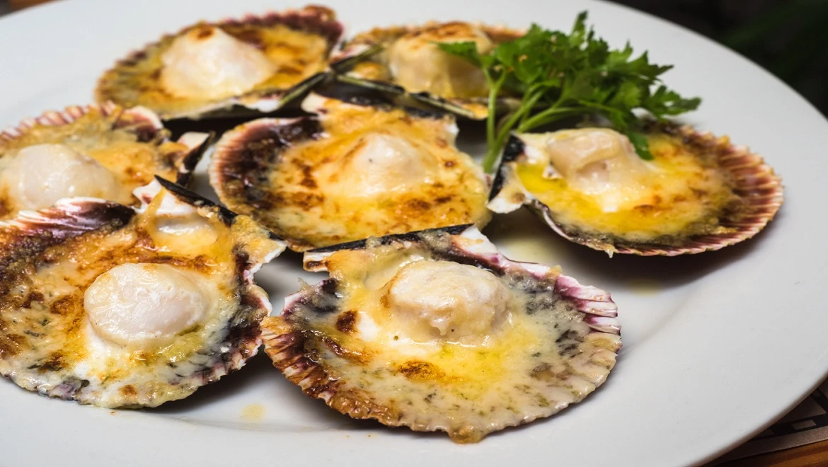 Baked scallop and kelp pie: fish week at the House of Russian Cuisine