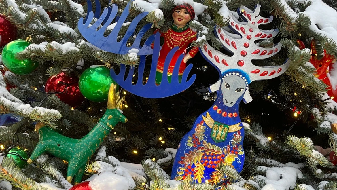 Three sheaves and Abashevo ceramics - Penza symbols decorated the Christmas tree of the region