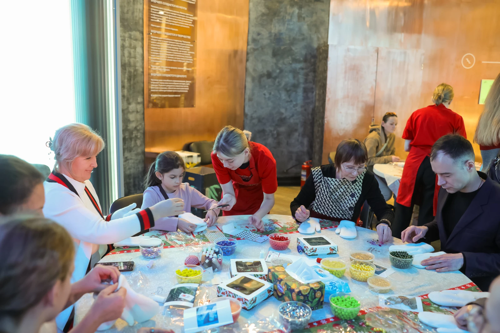 Winter patterns: how the mitten decoration workshop went at the National Centre RUSSIA