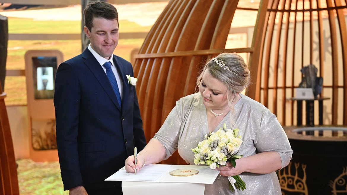 Wedding at the RUSSIA EXPO: Newlyweds from Khakassia received the flame of the All-Russian Family Hearth
