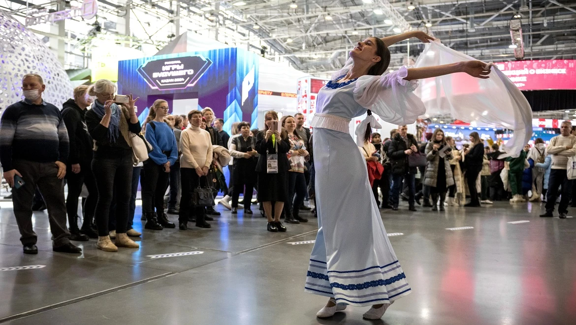 Time loop, "Plasticine rain" and chat with Darya Dontsova: How to spend time at the exposition