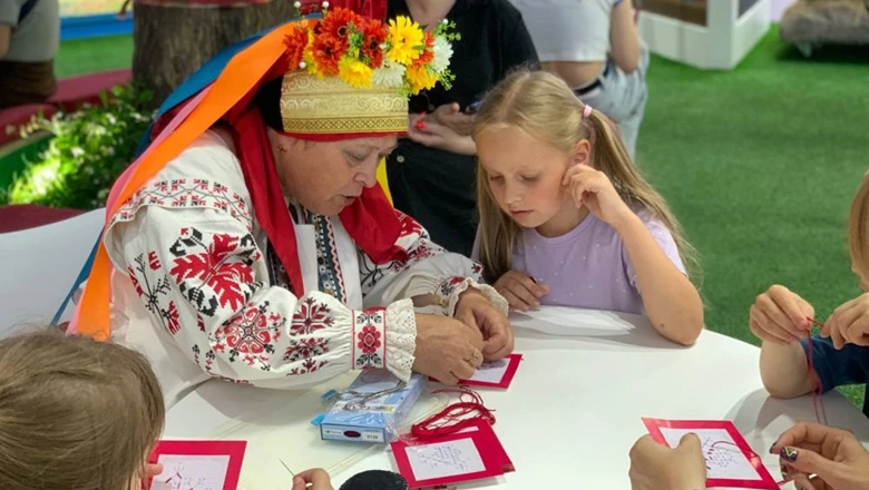 Orel residents teach guests of the RUSSIA EXPO to make traditional women's jewelry